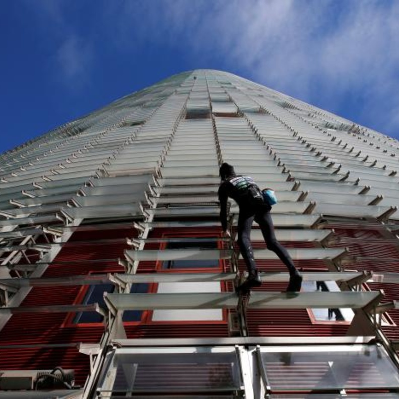 سبايدر مان يتسلق أطول ناطحة سحاب في برشلونة