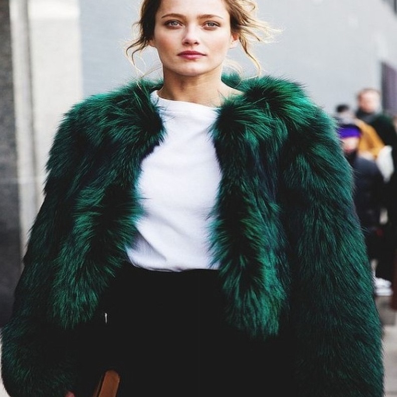 ستايل بسيط وأنيق يمعطف فرو رائع باللون الزيتي مع تيشرت أبيض سادة