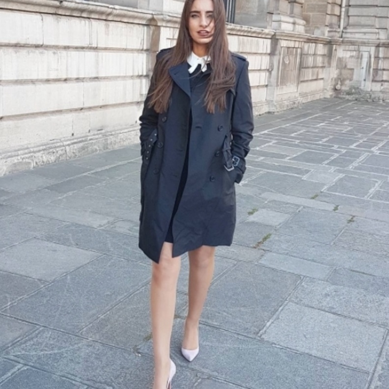 ستايل خريفي أنيق تألقت فيه ايميّه صيّاح بترانكشوت أسود كلاسيكي وأنيق