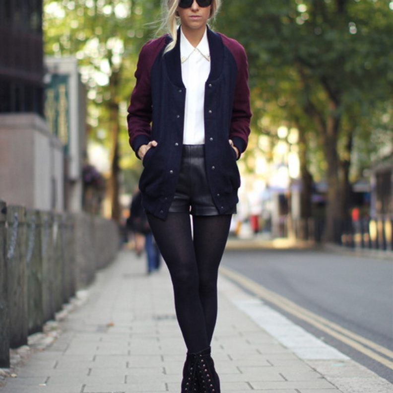 اختاري سترة البامبر مع التنورة لاطلالة تجمع بين الأنوثة والعصرية