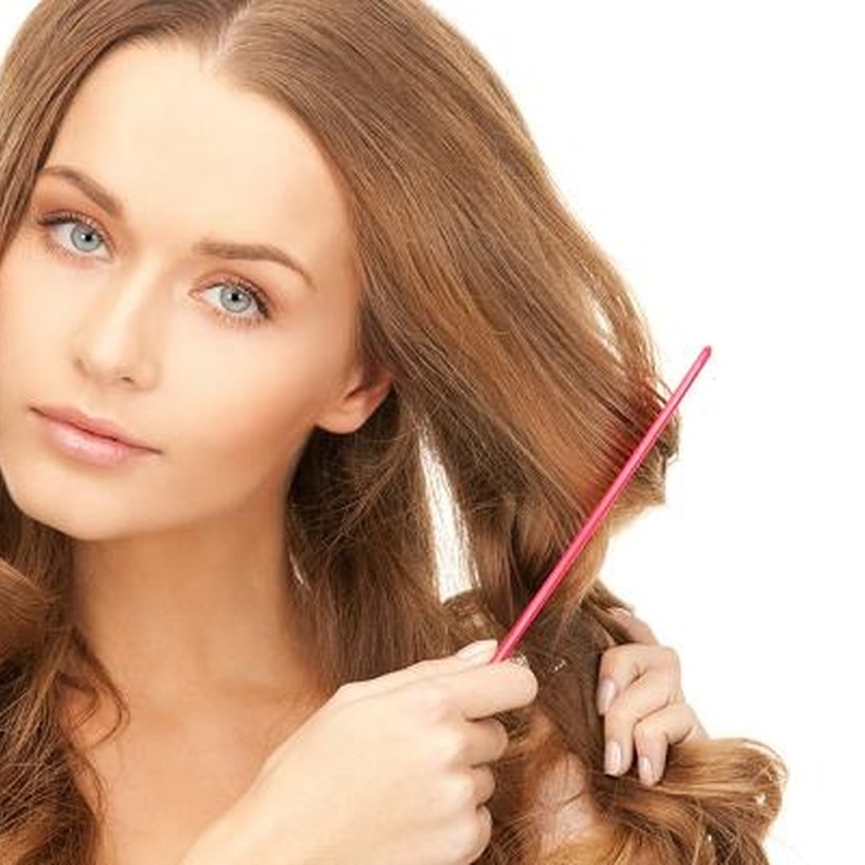 سرحي شعرك بهدوء و هو جاف