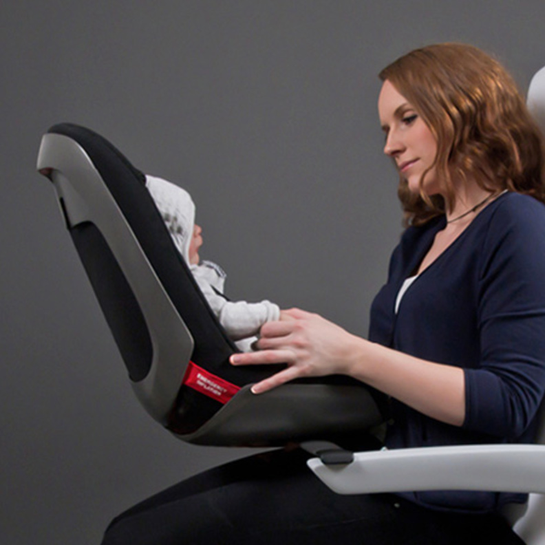 سفر الرضيع بالطائرة متى يضر بصحته