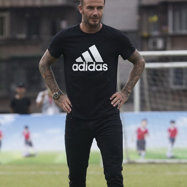 ديفيد بيكهام يستعرض مهارته في مدرسة صينية