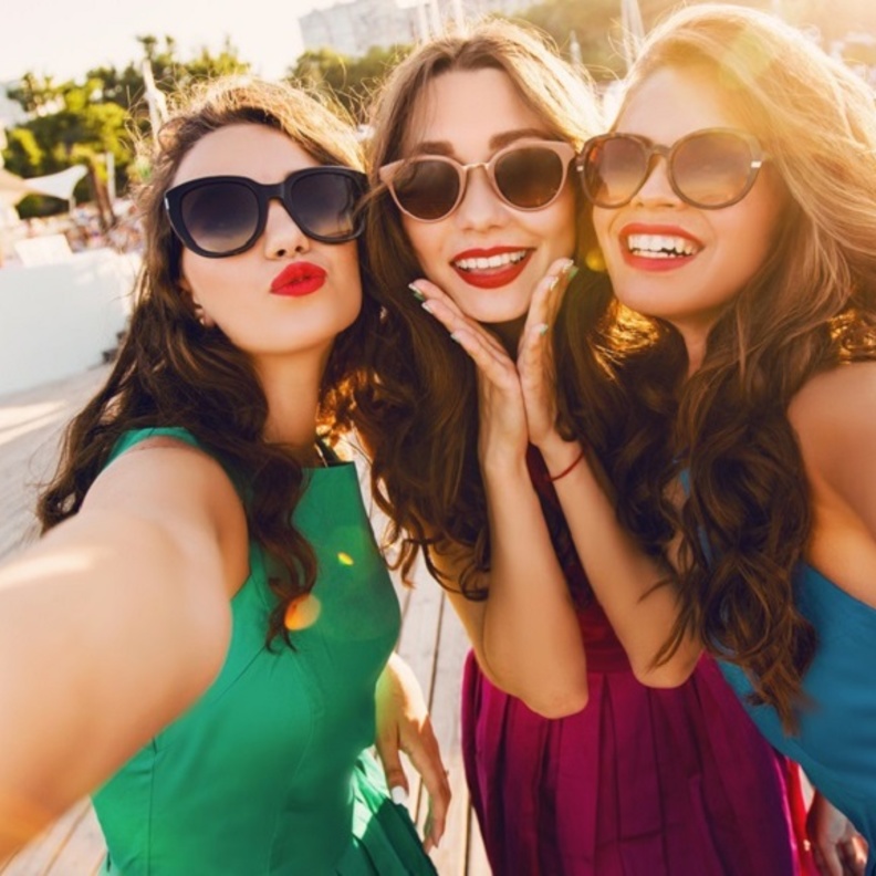 سقوط فتاتين من الطابق الرابع بسبب سيلفي