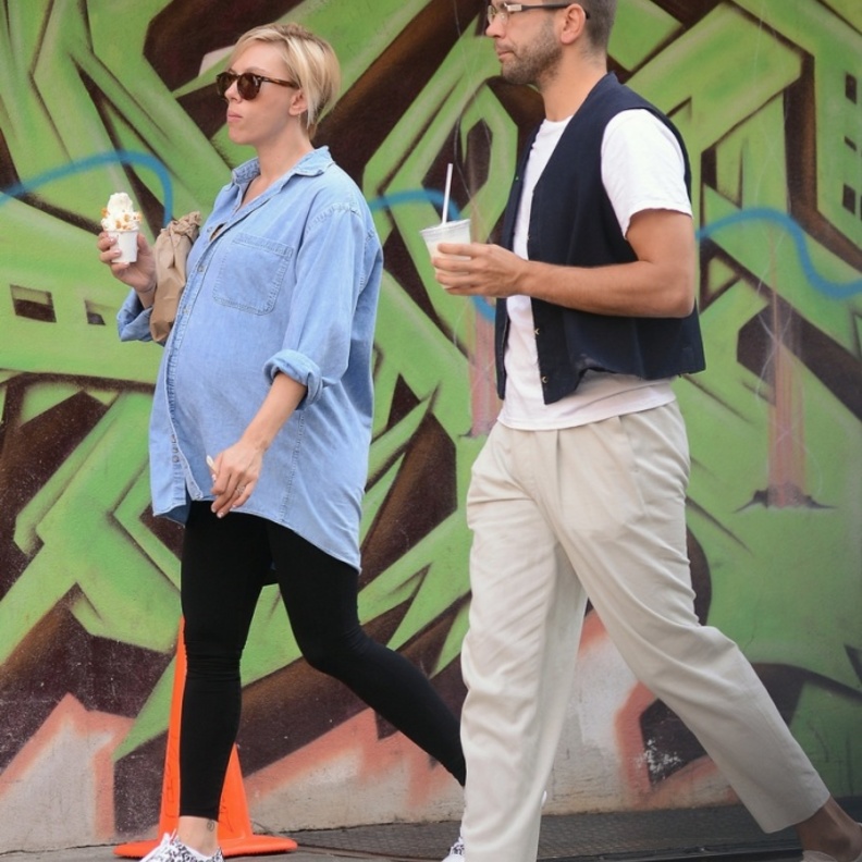 بالصور: سكارليت جوهانسون تتباهى بحملها