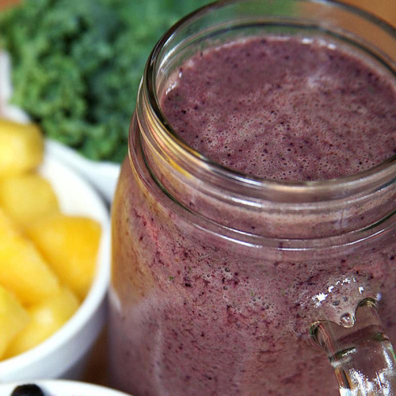 سموثي التوت والأناناس