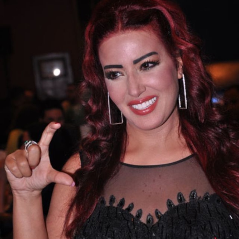 سمية الخشاب بالأسود وحلق قديم الطراز