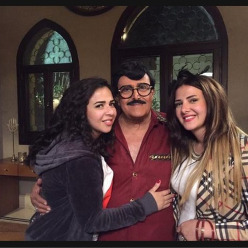 دنيا وايمي مع والدهما