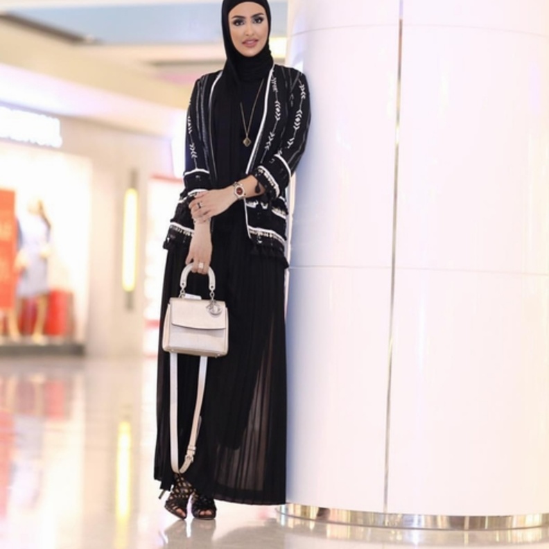 سندس القطان تختار البلايز الطويلة والتنانير البليسيه بألوان الأبيض والأسود