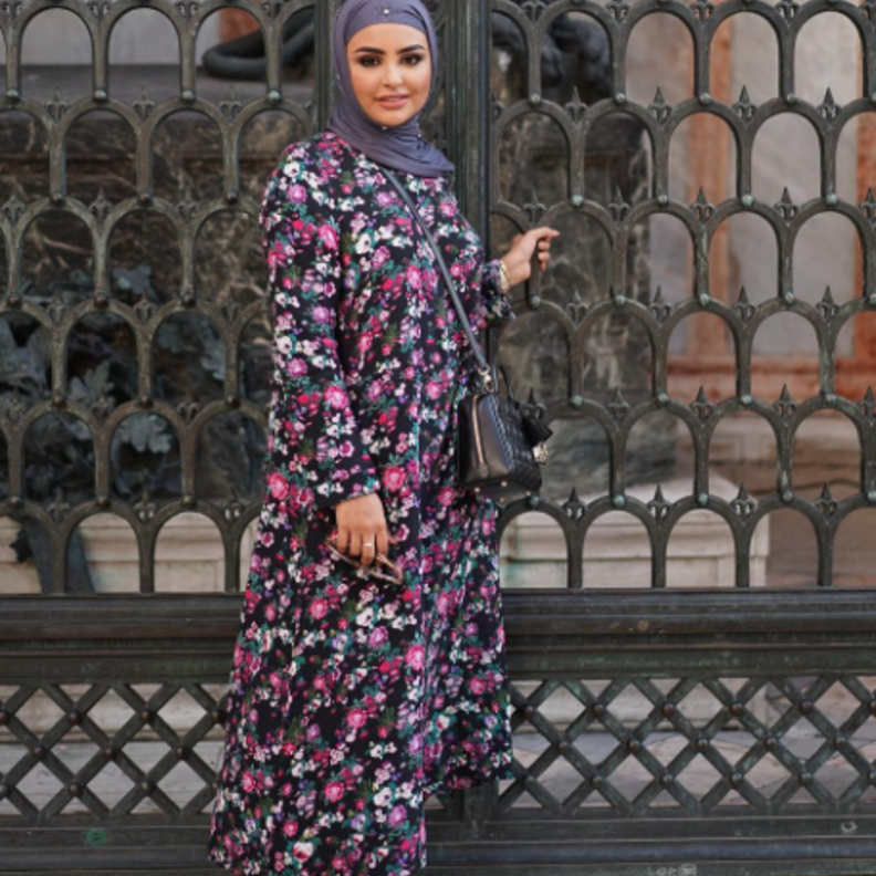 سندس القطان فضلت الأسلوب الحيوي والملون بفستان فضفاض مطبّع بالورود نسقته مع حذاء ميتاليك وشنطة ديور باطلالة مريحة وأنيقة