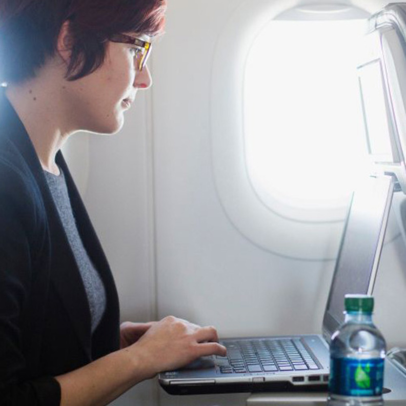 اختري المقد بجانب النافذة وتجنب المقاعد بجانب الممر