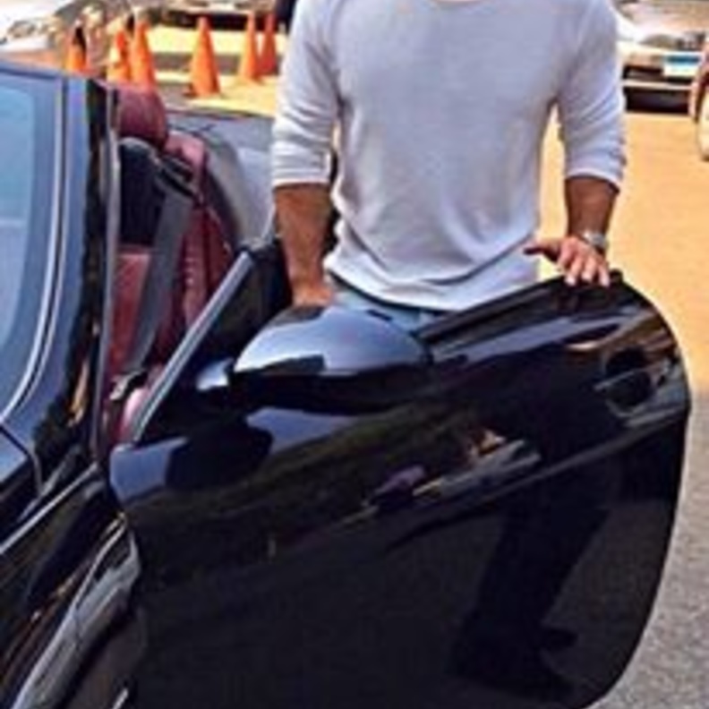 سيارة تامر حسنى أنقذته من الموت