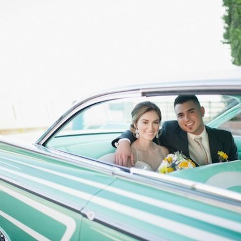 سيارة كلاسيكية زرقاء ليوم الزفاف