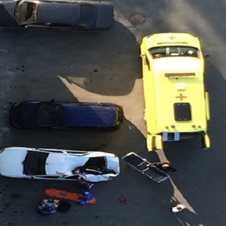 سيارة مركونة كانت سببا في نجاة الشاب