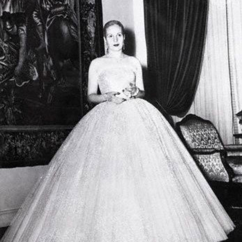 سيدة الأرجنيتن الأولى ايفيتا بيرون ترتدي تصميم كريستيان ديور عام ١٩٥٠