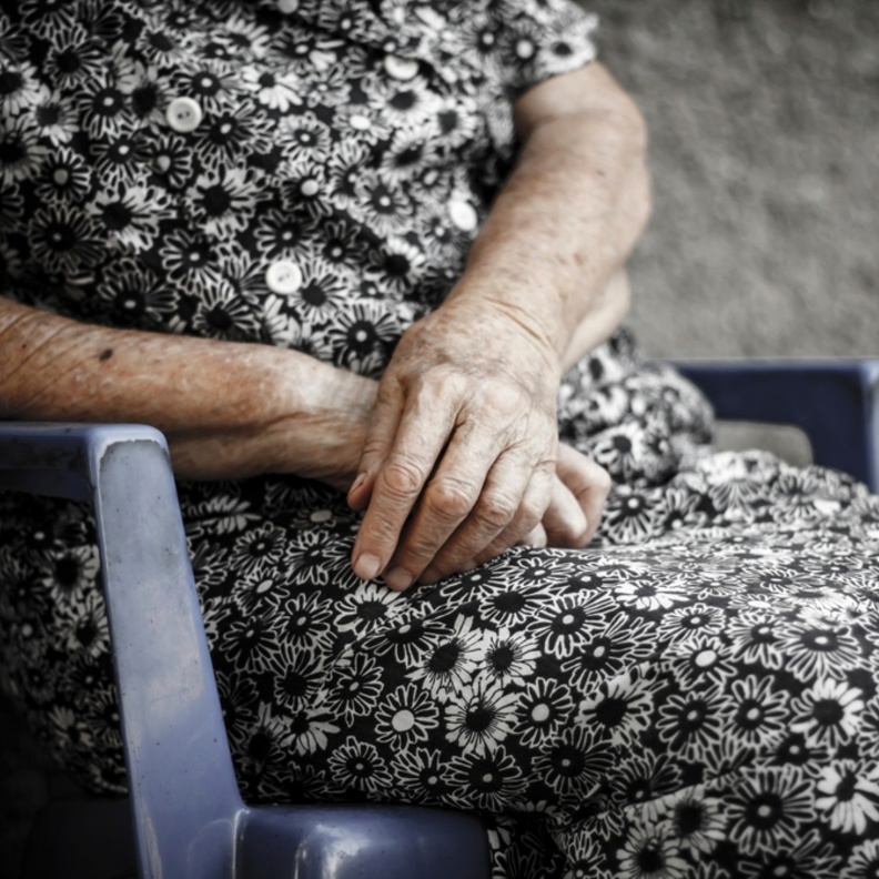 سيدة مسنة يتركها أبنائها في دار الرعاية