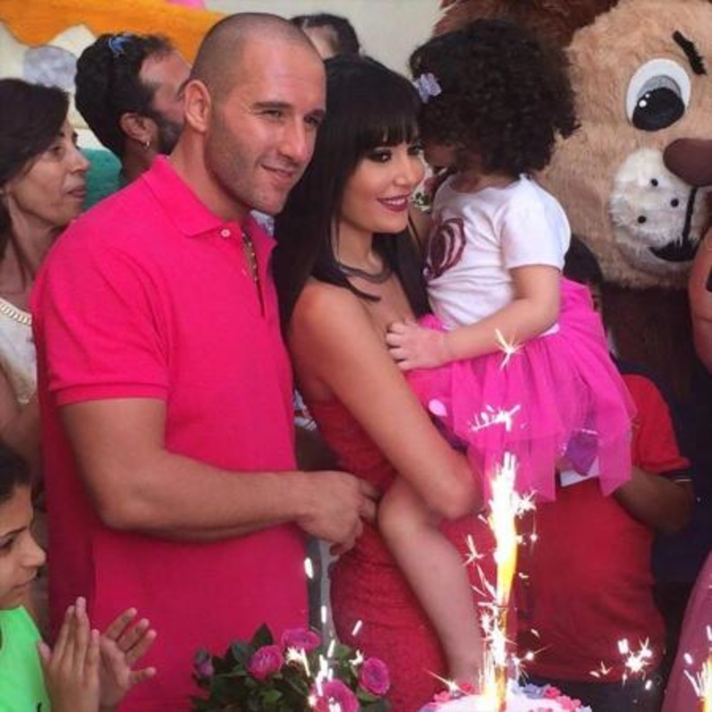 سيرين عبدالنور مع زوجها وإبنتها تاليا