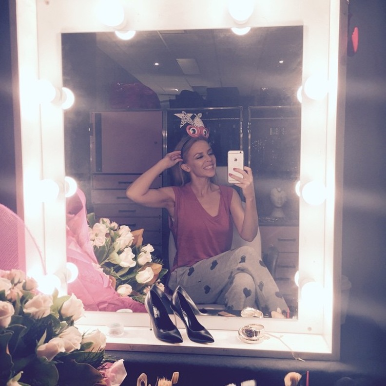 سيلفى كايلى مينوغ مع الحذاء الجديد