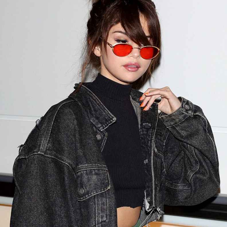 سيلينا غوميز تنسق جاكيت واسعة وسوداء مع السراويل الرياضية