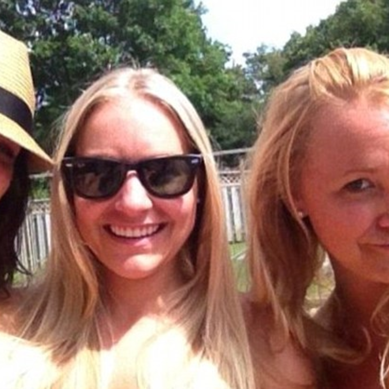 سيندي مع صديقاتها