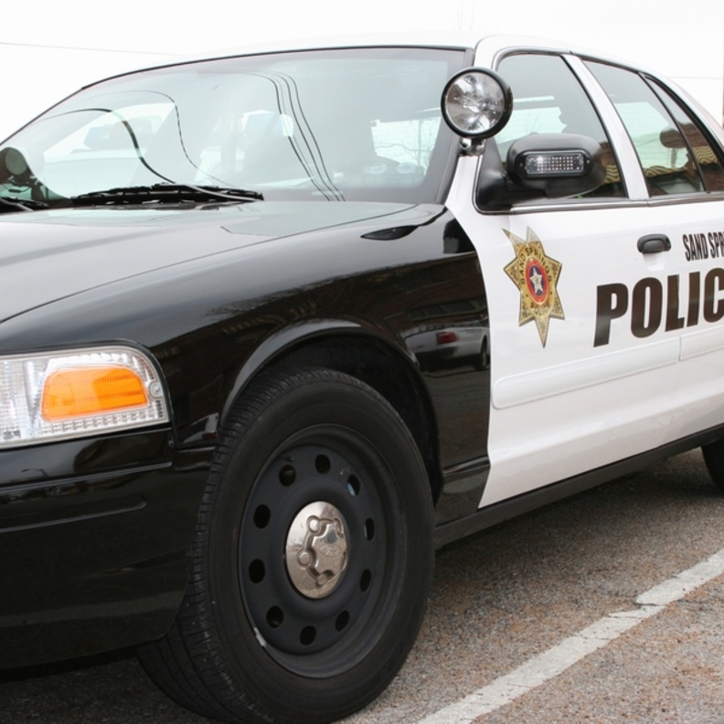 شاب يسرق سيارة شرطة ويبث المطاردة على فيس بوك