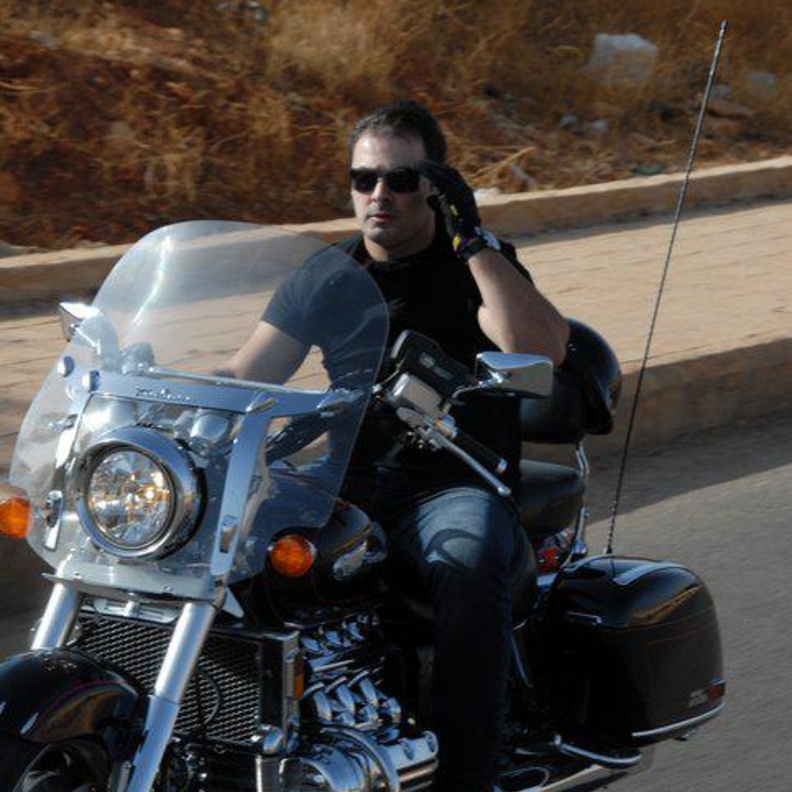 شادي اسود يقود دراجة نارية