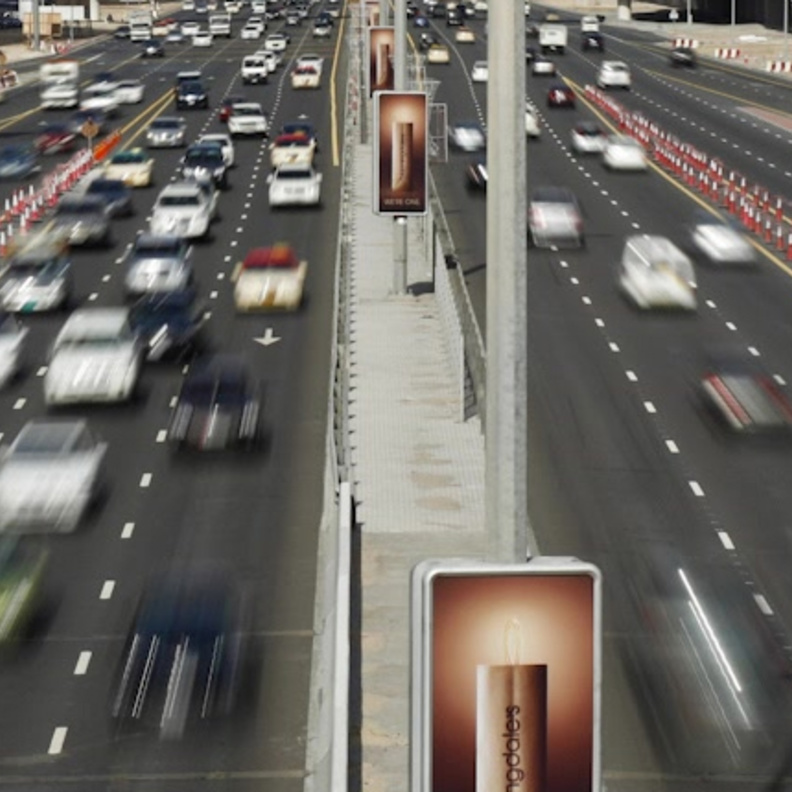 عدم ترك مسافة كافية بين المركبات .. مخالفة في دبي