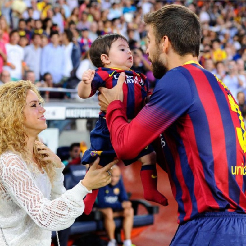  شاكيرا مع زوجها وابنها فى ملعب برشلونة