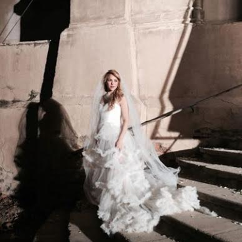 شاكيرا... عروس متألقة بالفستان الأبيض 