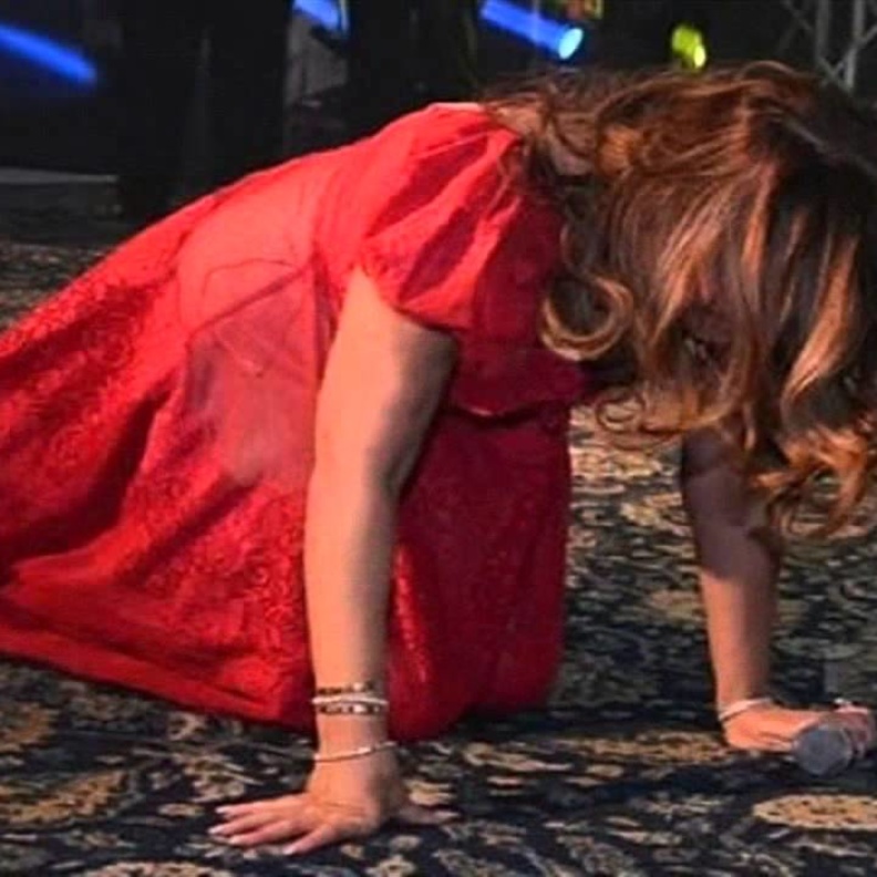 سقوط النجمات امام الجمهور