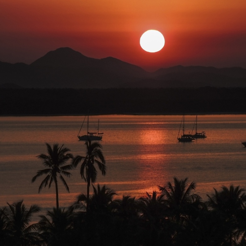  شروق الشمس في البحيرة في بارا دي نافيداد.