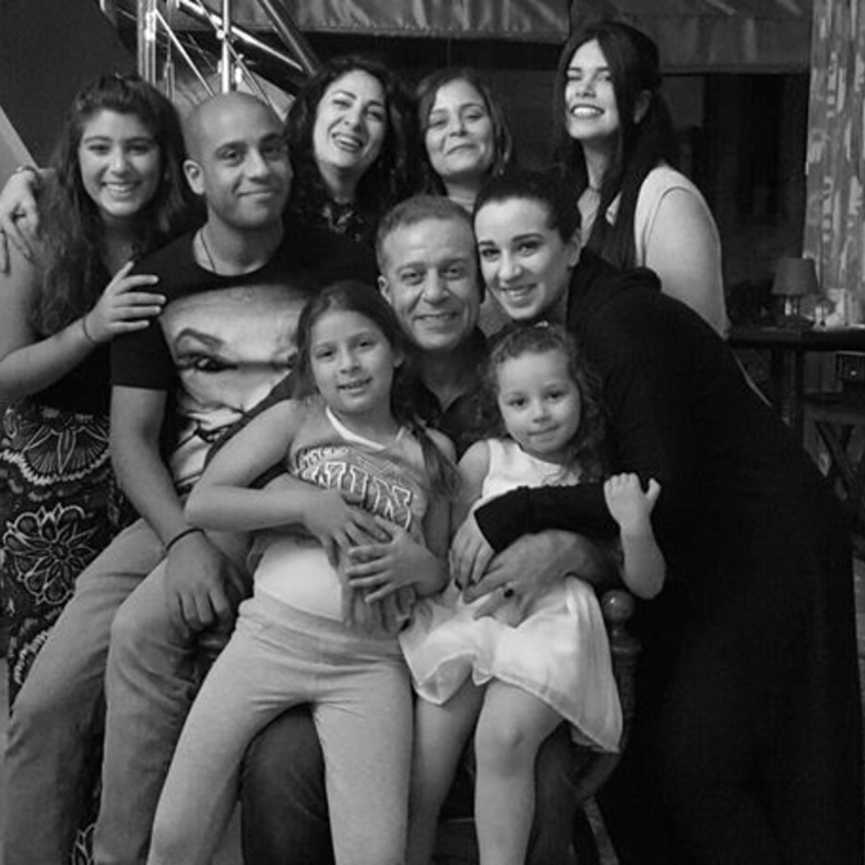 الفنان المصري شريف منير وعائلته 