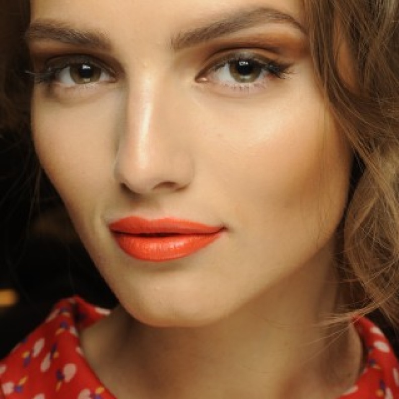  شفاه برتقالية متوهجة