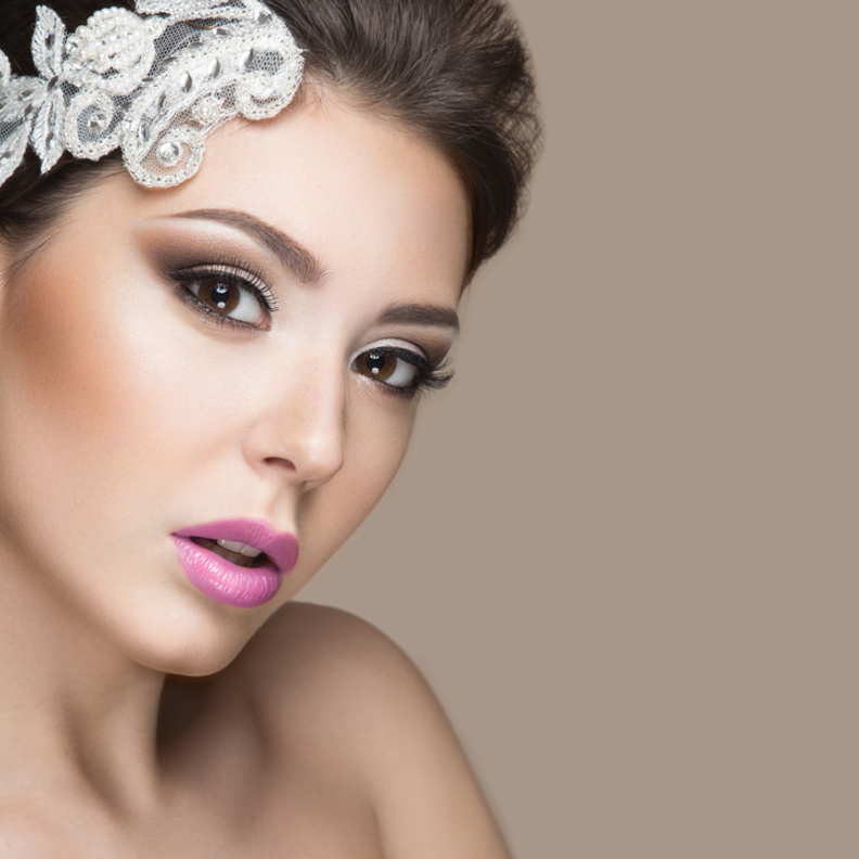 شفايف العروس متالقة باحمر شفاه وردي فاتح