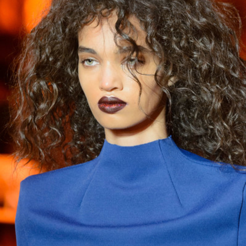 شفايف قريبة من البني الناشف مع عارضات دار DKNY