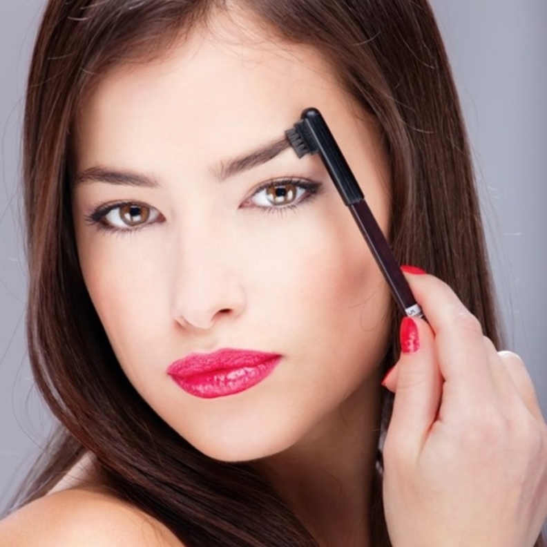 يمكن اجراء رسمة الحنة المؤقتة لحواجبك لتتأكدي انها تتطابق مع ملامح وجهك