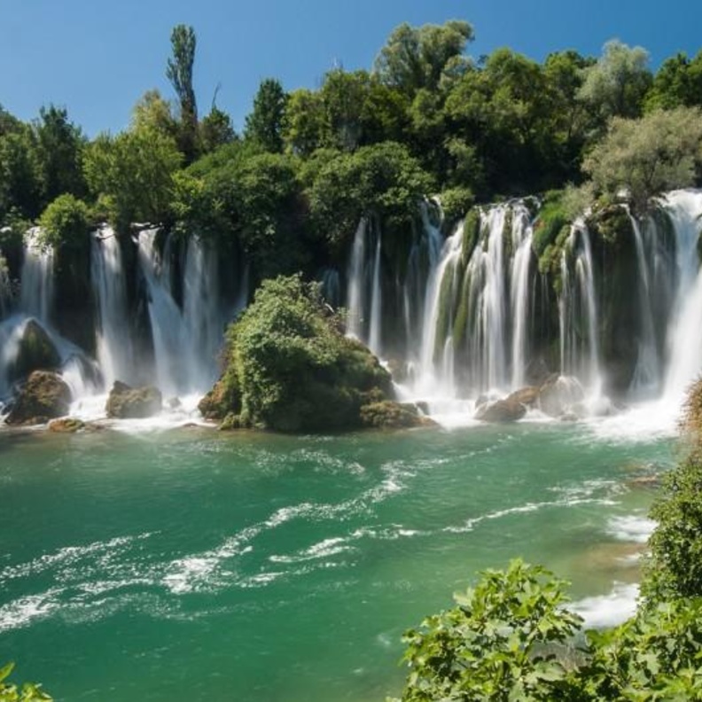 شلالات كثيرة