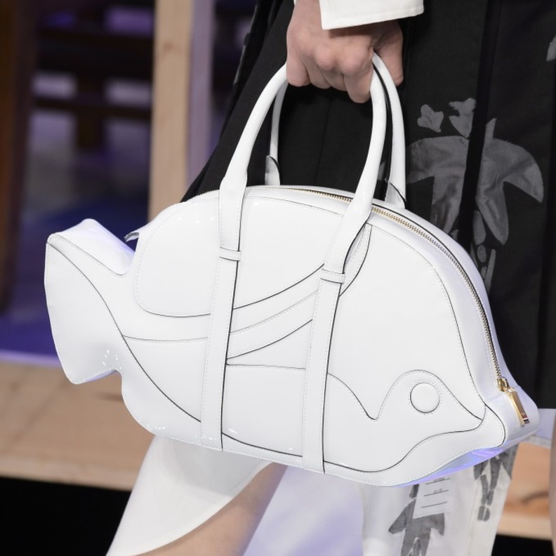 شنط يد بأشكال الأسماك من دار ثوم براون ‏Thom Browne