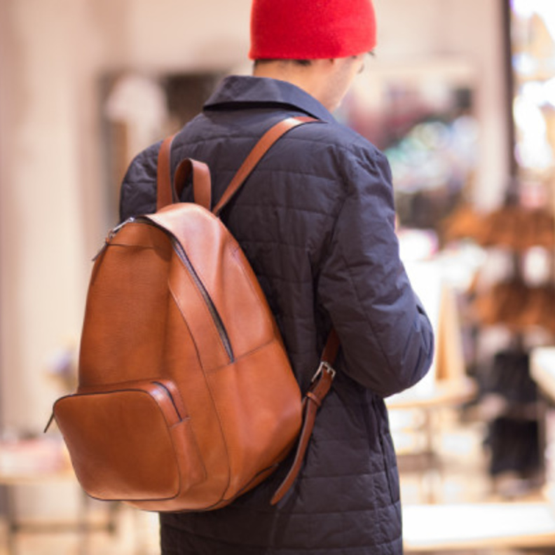 شنطة الظهر باللون البني العسلي تليق بكافة الألوان