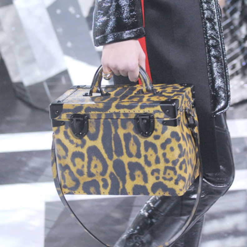 شنطة بنقشة النمر لاطلالة عملية من لويس فيتون Louis Vuitton