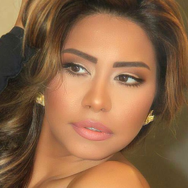 شيرين مع وردتيها الجميلتين هنا ومريم