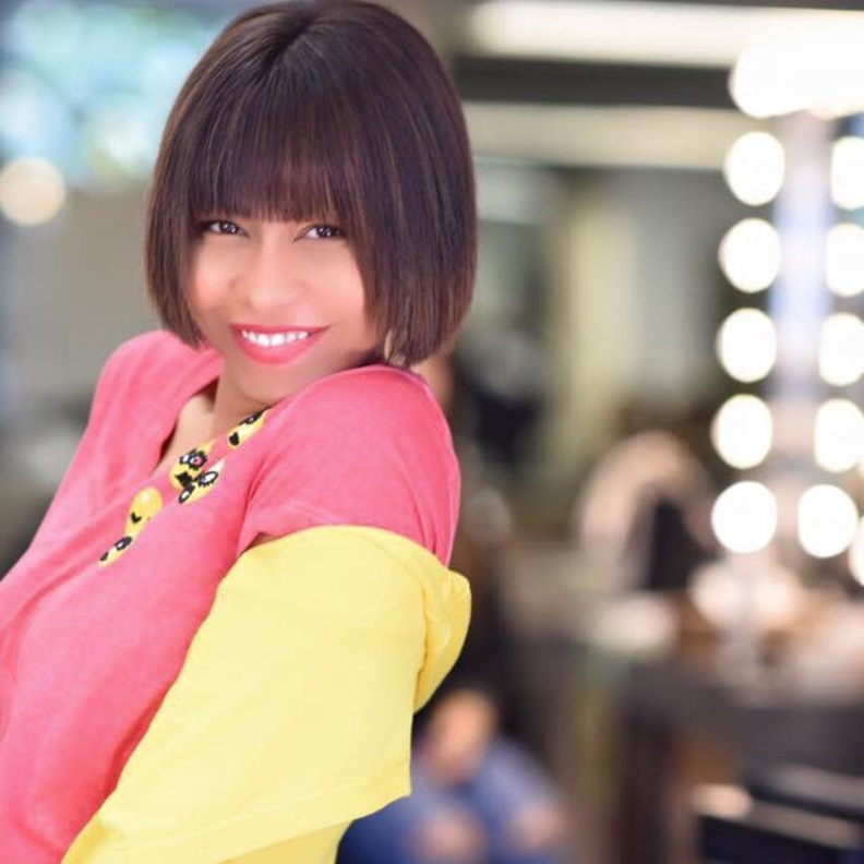 كيف تصرفت شيرين عبد الوهاب مع المعجب الذي امطرها بالقبلات؟