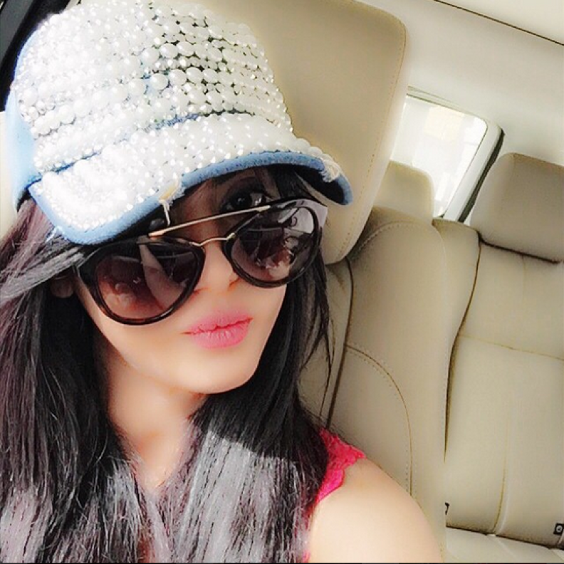 شيلاء سبت تلتقط صورة سلفلي لها في سيارتها