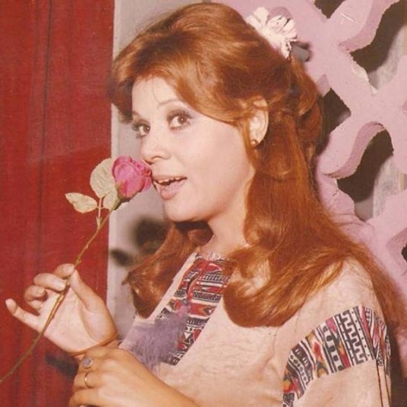 صفاء ابو السعود تخطف الانظار