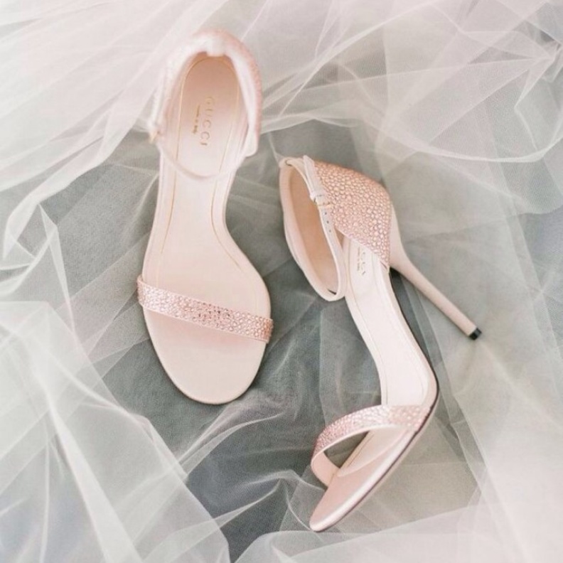  صندل وردي لامع لإطلالة بناتية