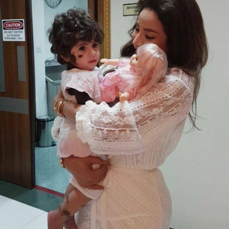 صور زيارة لجين عمران للطفلة الين نالت اعجاب جمهورها