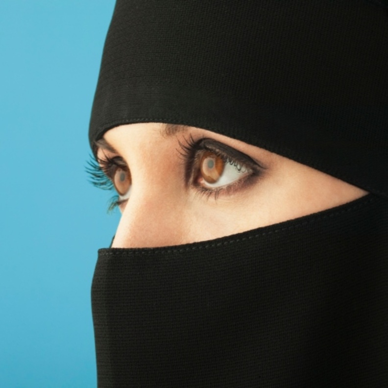 بالفيديو: سرقنه أمام عينيه ومن دون علمه