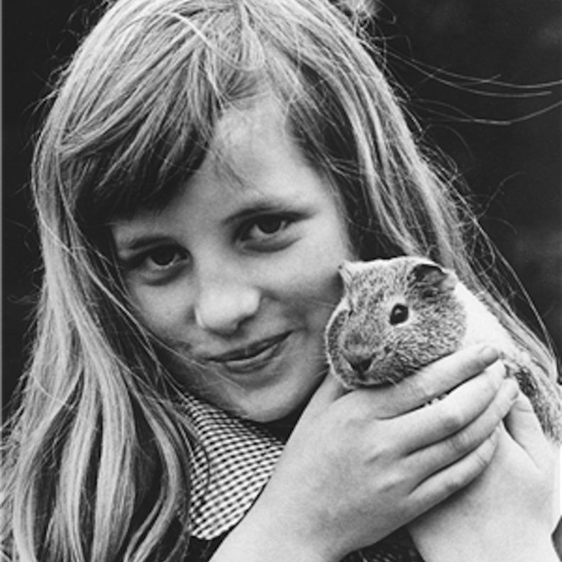 صورة الاميرة ديانا و هي رضيعة في حضن والدتها