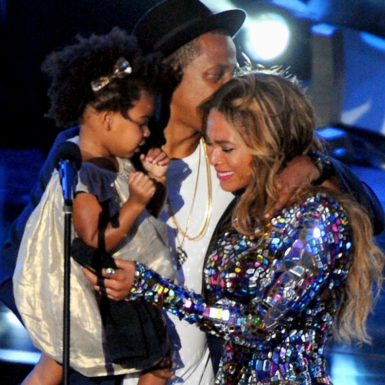 بيونسيه تشارك ابنتها وزوجها لحظة مؤثرة في حفل توزيع جوائز الـ VMA