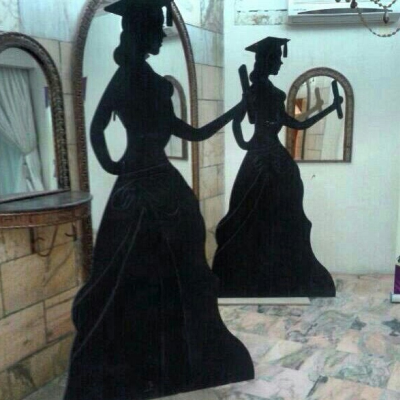 مدرسة طالبات تستعد لتنظيم حفل تخرج تُحييه إحدى المطربات!